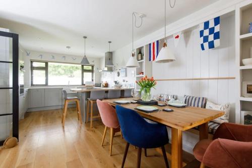 Bosham House | Pretty Coastal Home in Bosham Close to Water