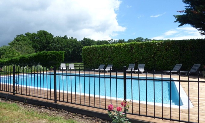 Allemans Cottage | Pretty cottage on a small complex of two cottages with large enclosed pool