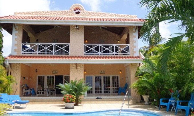 Black Rock House | "Pride of Courland" Beachfront Apartments With Pool By The Caribbean Sea - Ap. Royal Tern