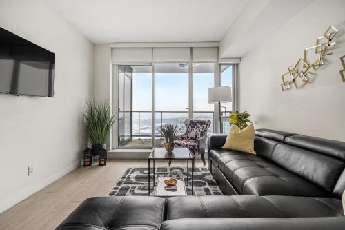 Victoria Park House | PRIME Downtown 34th FL - Near Stampede, Casino, Bars! FREE Banff Pass, Parking, Wine!