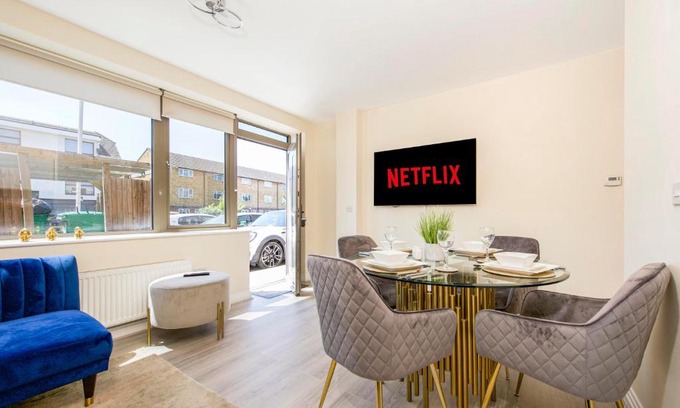 Hillingdon Apartment | Prime Luxury, Heathrow, FreeParking, WiFi, Netflix
