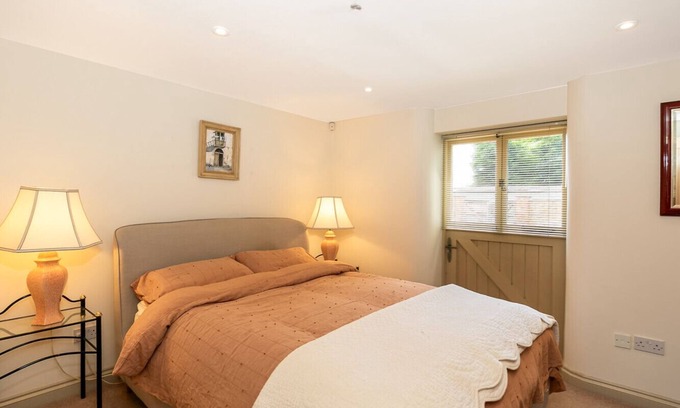 Gawcott House | Priory Courtyard - 3 Bedroom Countryside Escape