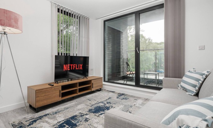 Old Trafford Apartment | Pristine Old Trafford & City 2BD 2BT Apt - Balcony