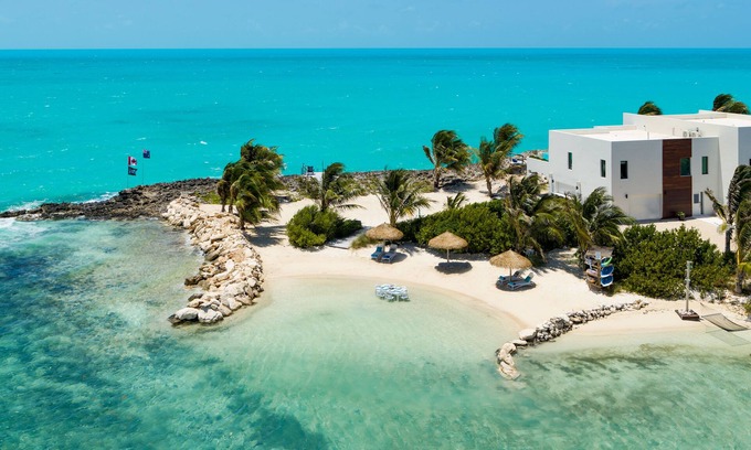 Juba Sound Villa | Private Luxury Oceanfront Villa-Steps from the Sea, Glass pool-Chef & Butler!