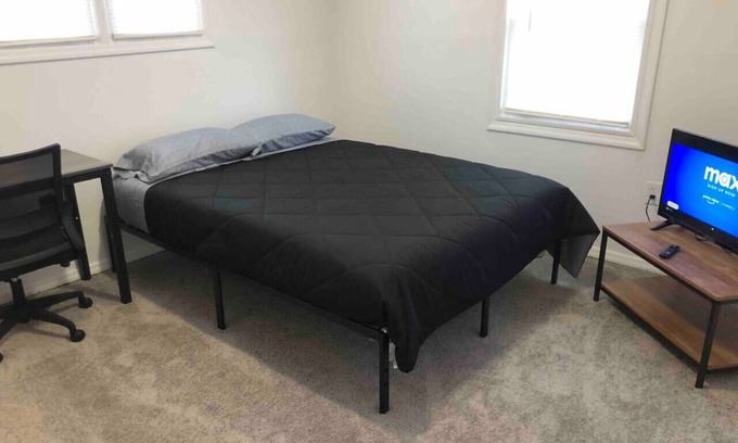 Woodbridge Apartment | Private 2-bed house with free parking and 15-min walk to direct NYC Manhattan train