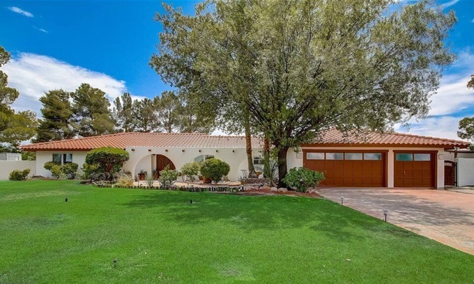 Enterprise House | Private 3/4 acre Custom Home Heated Pool/Spa & Waterfall-Close to Strip!