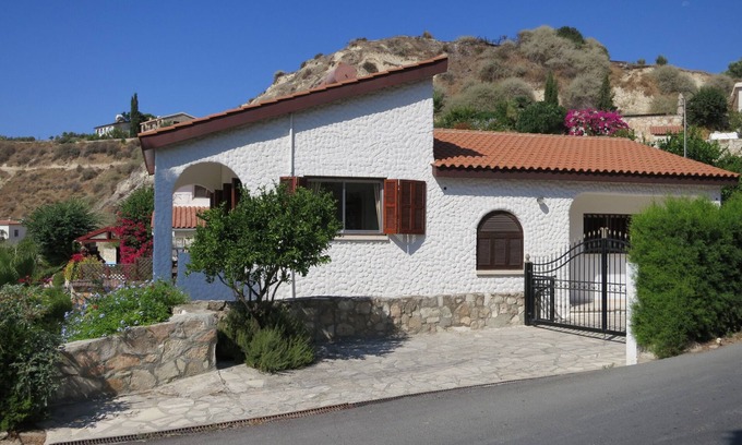 Pissouri Villa | PRIVATE 3-DOUBLE BED VILLA WITH HEATED POOL & A/C. SEA VIEWS