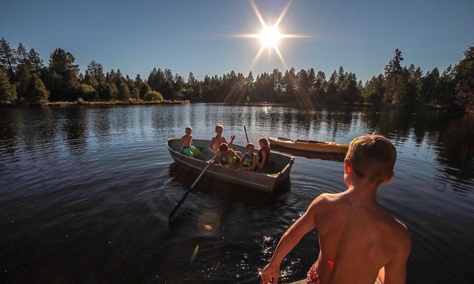 Deschutes River Woods House | Private 5 ac pond 6 bedrooms & 4 bath, perfect for reunions or team building