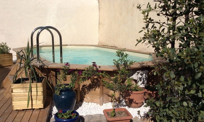 Cadereau Apartment | Private apartment with swimming pool and parking space