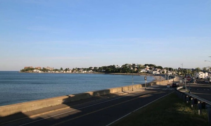 Revere Apartment | Private apt Walk to MBTA Blue and beach, view!