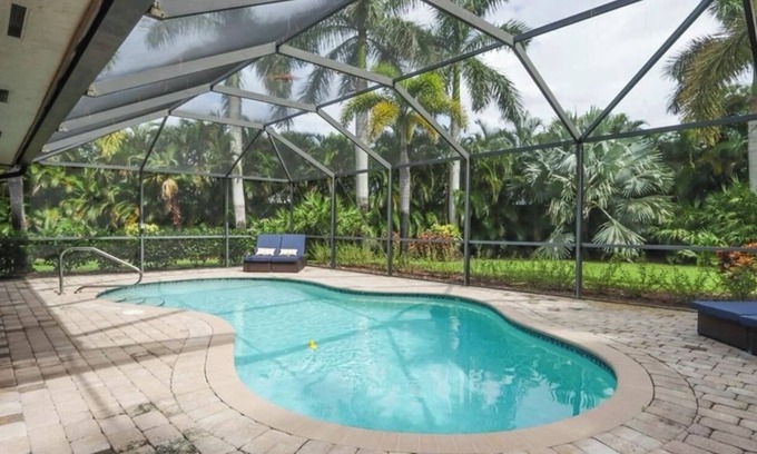 Kings Lake House | PRIVATE Backyard Heated POOL Naples Oasis, 7 mins to 5th Ave, Tin City, Beaches!