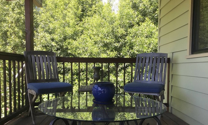 Willits Cabin | Private, Beautifully Decorated Guest House with Great Views and Sleeps 7 People