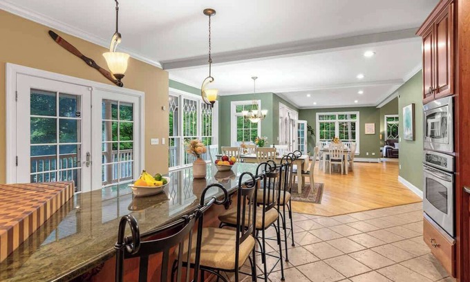 Lakeville House | Private Boat Slip + LakeFront + Hot Tub +Skee Ball