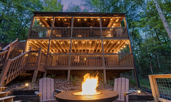 Blue Ridge Cabin | PRIVATE cabin close to Blue Ridge and Ellijay HOT TUB + OUTDOOR FIREPLACE