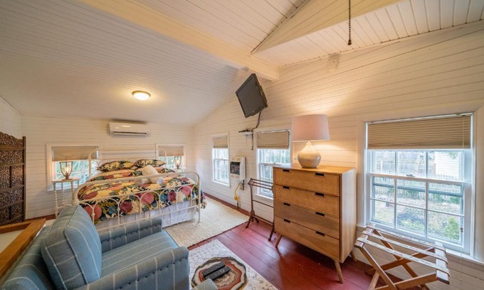 West Chester Apartment | Private carriage house in heart of West Chester - walk to downtown and WCU