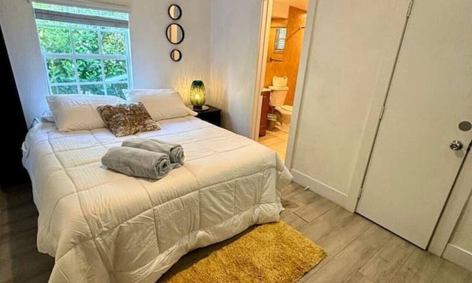 Midtown Apartment | Private & Centrally located, parking, laundry