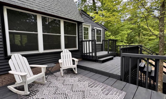 Danbury House | Private Chalet, 3 Queen beds on Trails in Voyager