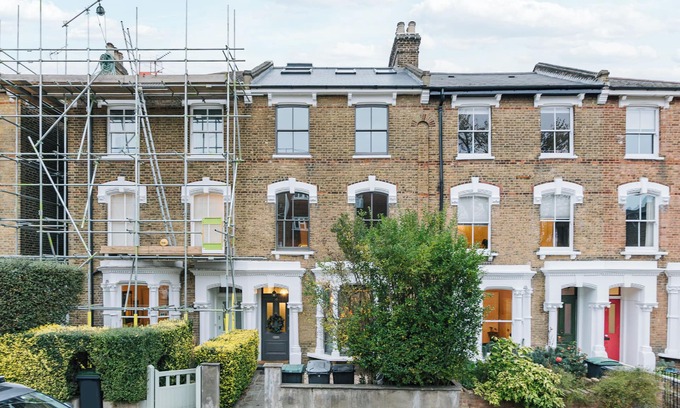Stroud Green House | Private Comfortable Loft Apt in Superb Period Home 5 mins walk to Finsbury Park