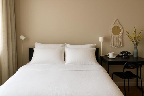 St. James Town House | Private Deluxe Room in Downtown Toronto, Steps to Subway & CN Tower