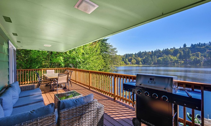 East Olympia House | Private Dock & Fire Pit: Lakefront Gem in Olympia