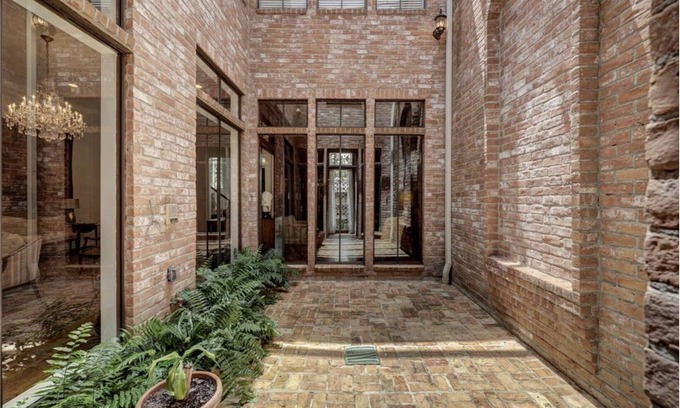 Uptown House | Private Elegant Tanglewood Houston Home