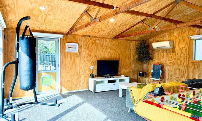 Christchurch City Centre House | Private Family City Retreat, Sleeps 8