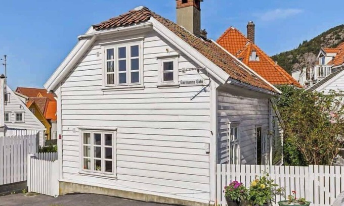 Sandviken House | Private garden | Fairytale Bergen house | Seaside