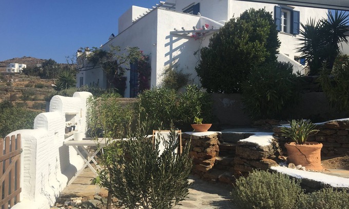 Agios Fokas Villa | Private ground flat for a family with 2 children in a beautiful Cycladic Villa