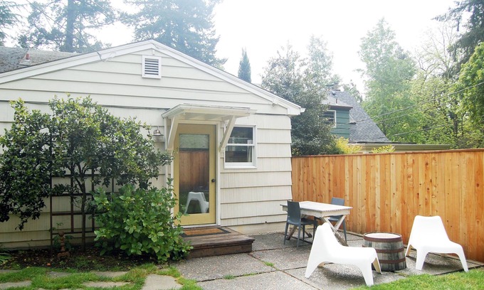 First Addition Cottage | Private guest house in the first addition Lake Oswego