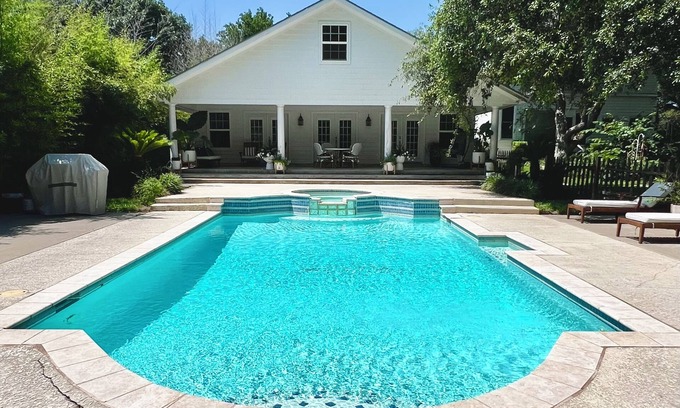 Gonzales Cottage | Private guesthouse with private swimming pool, spa and custom pool