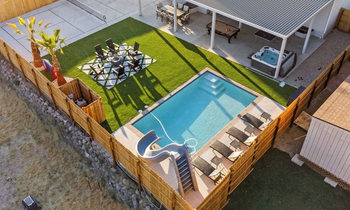 La Verkin House | Private heated pool/hot tub, pickleball mini golf. 9 bdrms. EV charger Sleeps 35