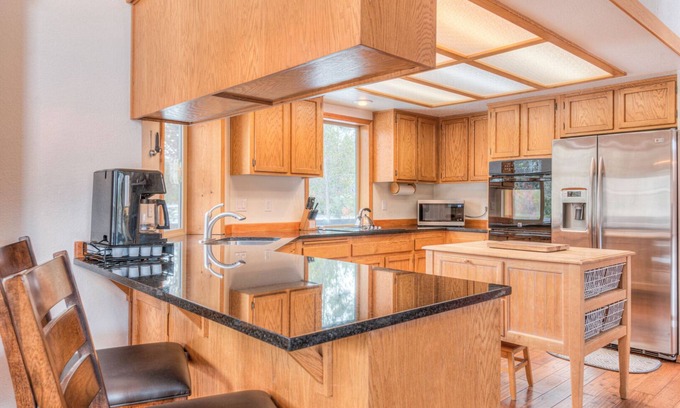 Sunriver House | Private hot tub, balcony, recently renovated bathrooms, Wi-Fi two story perks