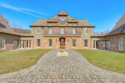 Kingsport House | Private Hot Tub Bays View Lodge in Kingsport!
