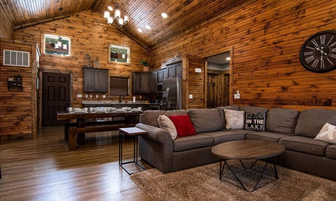 Reeds Spring House | Private hot tub, close to community pool