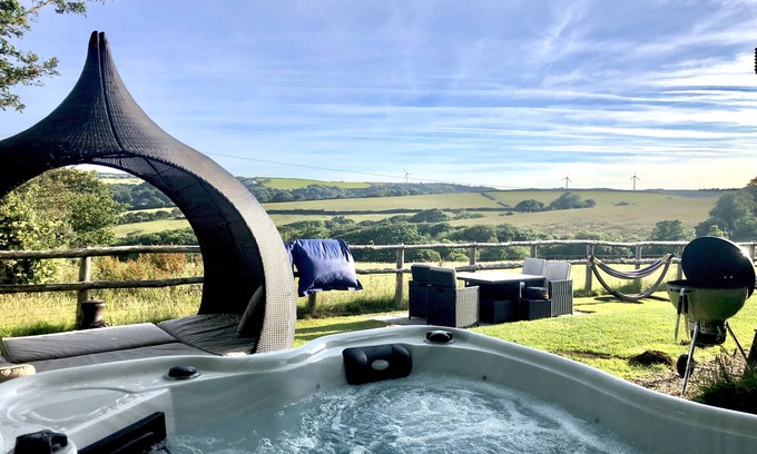 Bude Cabin | Private Hot Tub, Heating throughout plus Wood Burner, Rural & Sea Views