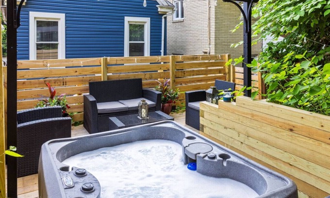 Pittsburgh Apartment | Private Hot Tub | King beds | 1 Block from Butler!