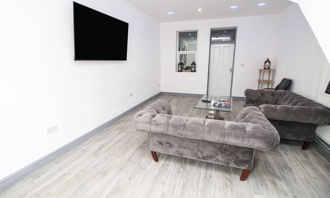 Bradford House | Private House Sleeps 9 with Wi-Fi