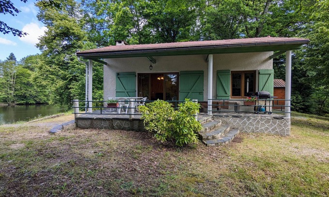 Le Menoux Cottage | Private island in Berry, nature and fishing, central heating