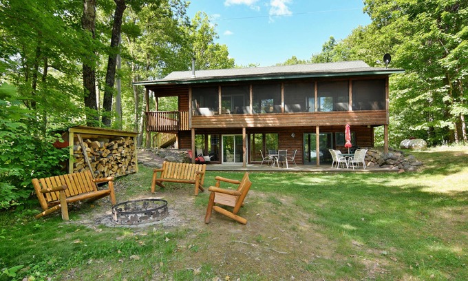 Stone Lake House | Private Lake Sissabagama house retreat