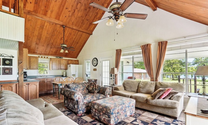 Negreet Cabin | Private Lakefront Escape: Covered Patio, Fire Pit!