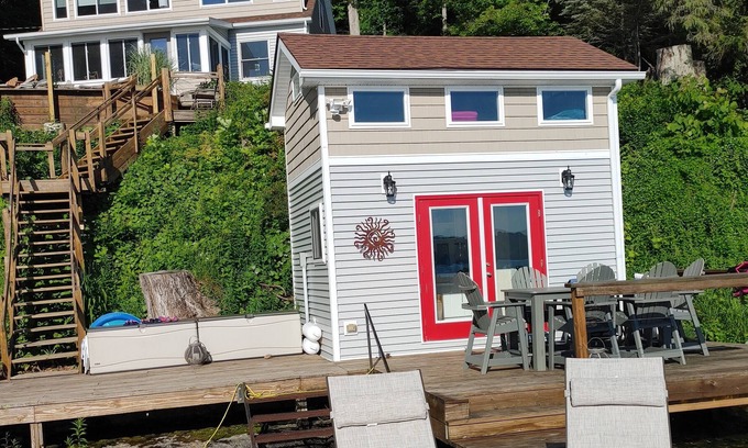 Trumansburg Cottage | PRIVATE. Lots of room to spread out! 2 Hugh docks. Water toys. Parking!