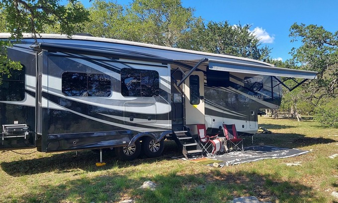 Boerne House | Private Luxury RV Getaway | Full Bath + Kitchen + Heating