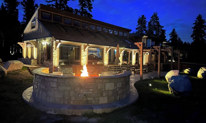Divide House | Private Luxury Spa Retreat -Mountain View, Hot Tub & Sauna