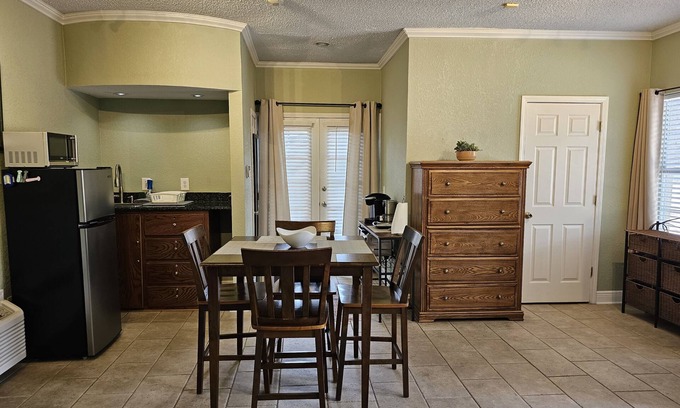 Bucktown Apartment | Private Mother In Law Suite (30 day minimum)