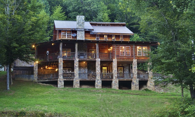 Mars Hill Cabin | Private NC Ski Lodge Hot Tub, Hanging Bed, Sleeps 17, Pet-Friendly Fish 2 Ponds