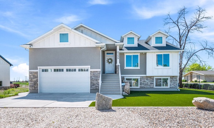 West Haven House | Private Outdoor Hot tub, Pool Table, Sleeps 16, Gas Fireplaces, Outdoor patio