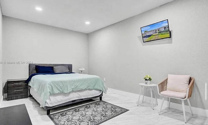 Sunrise House | Private Peaceful Guesthouse in Sunrise, Floridan