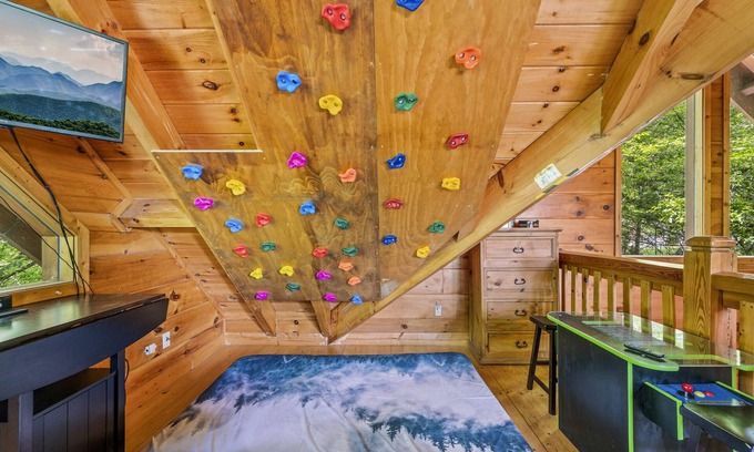 Gatlinburg - Pigeon Forge Cabin | Private Pickle-ball and Basketball Court/Kids Climbing Wall/Hot Tub/Arcade