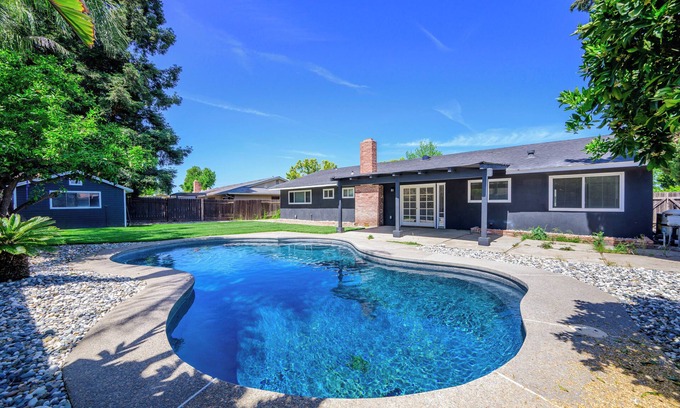 Elk Grove House | Private Pool｜Cozy 4b2b｜Garage access｜Flex-Lease｜Instant Tour #42354