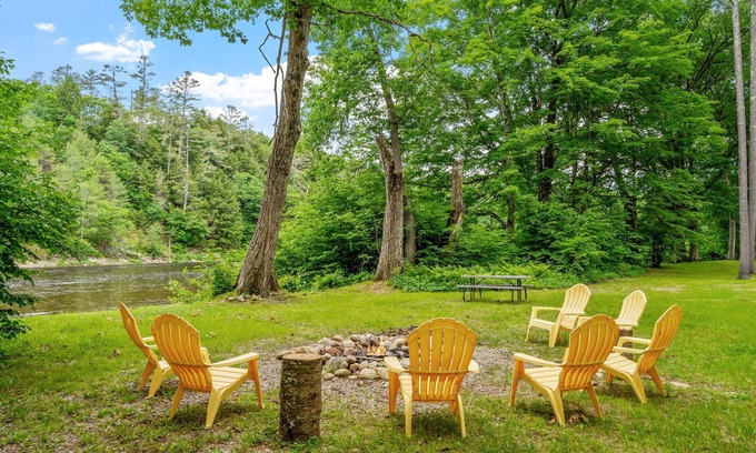 Town of Hope House | Private Riverfront ADK: Hot Tub, XC Ski, Game Room, Pets - The Honeybee Cabin